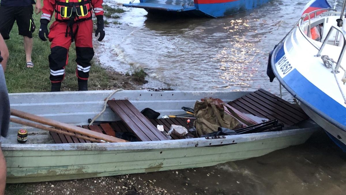 Silný vítr na Vranovské přehradě málem potopil pramici se čtyřmi lidmi
